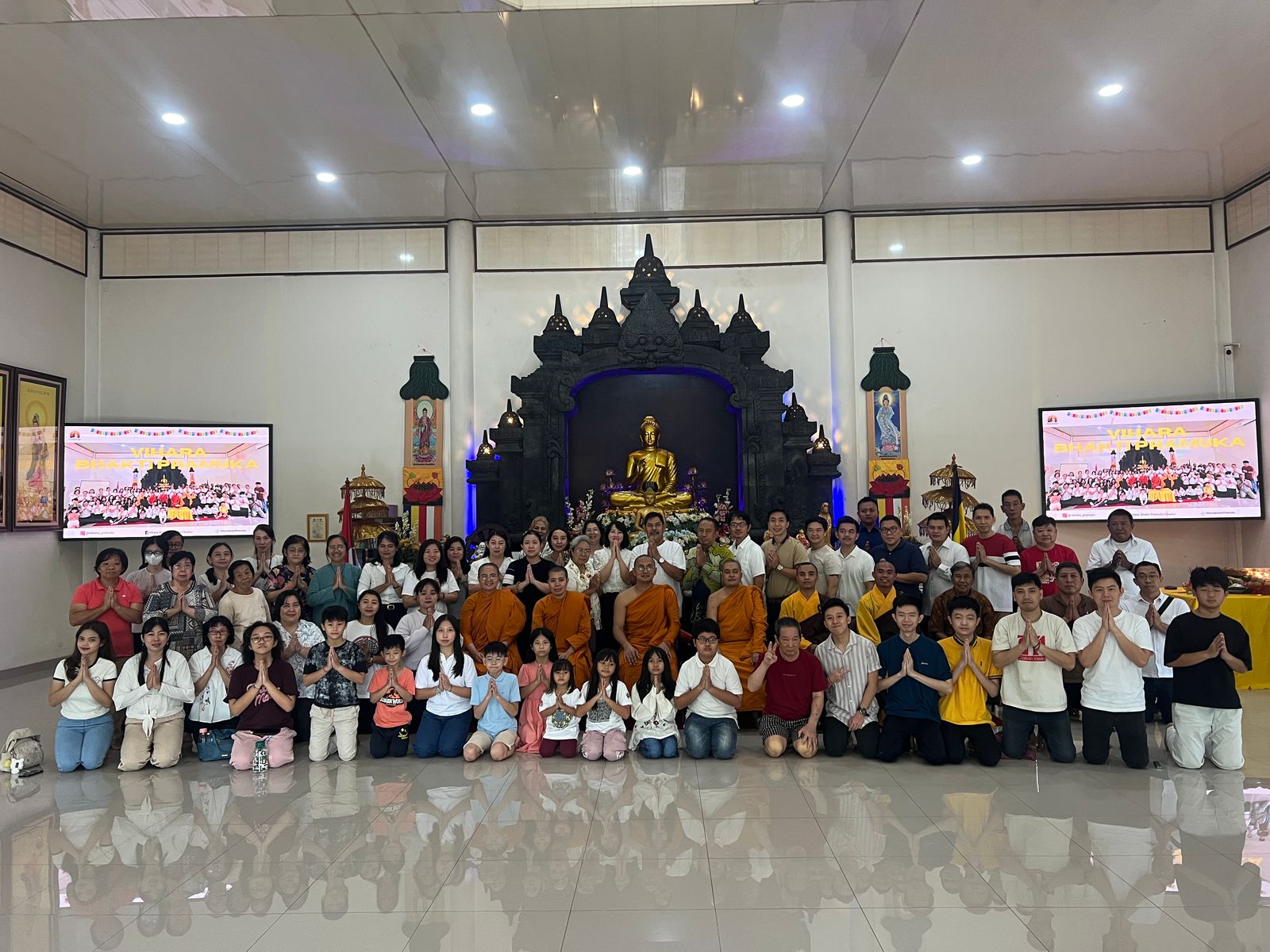 Sembayang Cengbeng Di Vihara Bhakti Pramuka